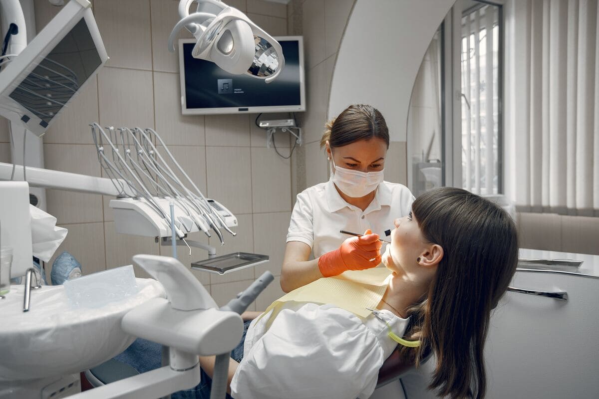 Dentysta chirurg Bielsko podczas badania pacjentki w nowoczesnym gabinecie stomatologicznym